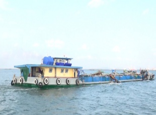 Bắt giữ tàu vận chuyển cát trái phép cùng đối tượng tàng trữ ma túy