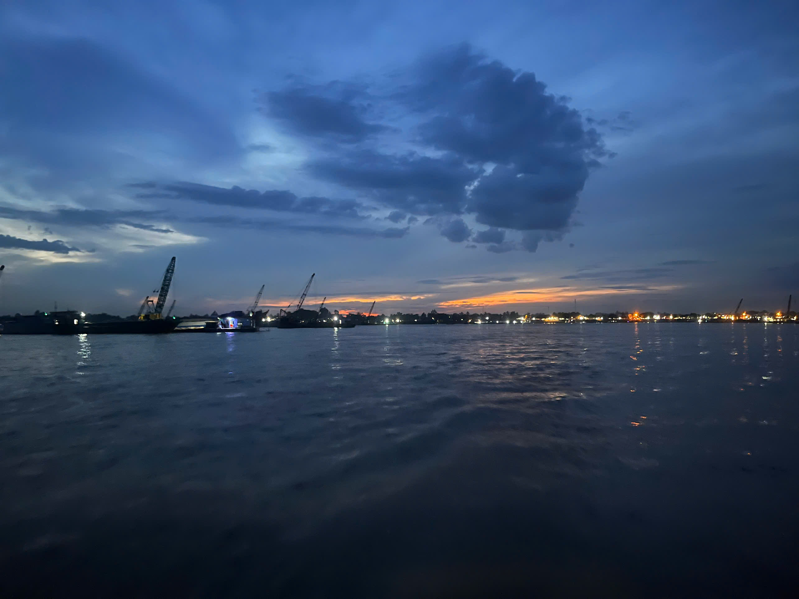 Bơm hút, sang mạn và bán cát